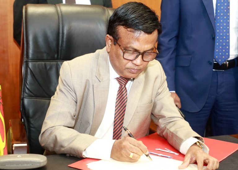 ගරු නියෝජ්‍ය අමාත්‍යතුමා වැඩ භාර ගනී